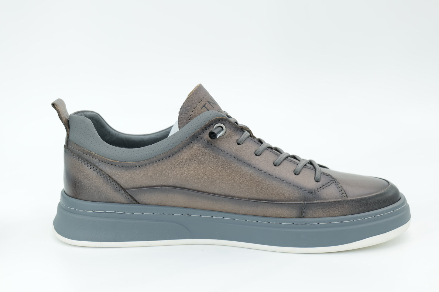 Casual sneakers