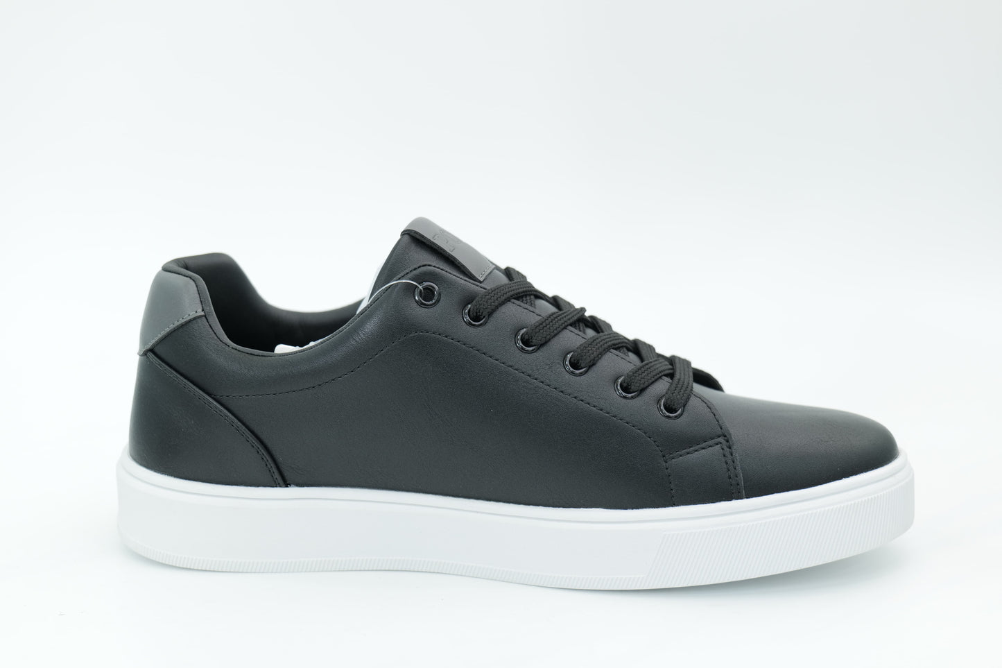Casual sneakers