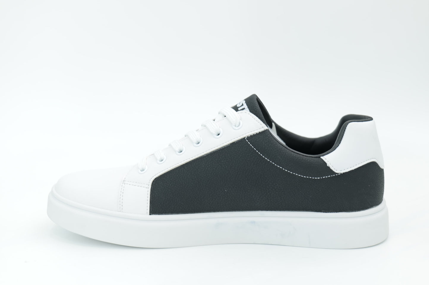 Casual sneakers