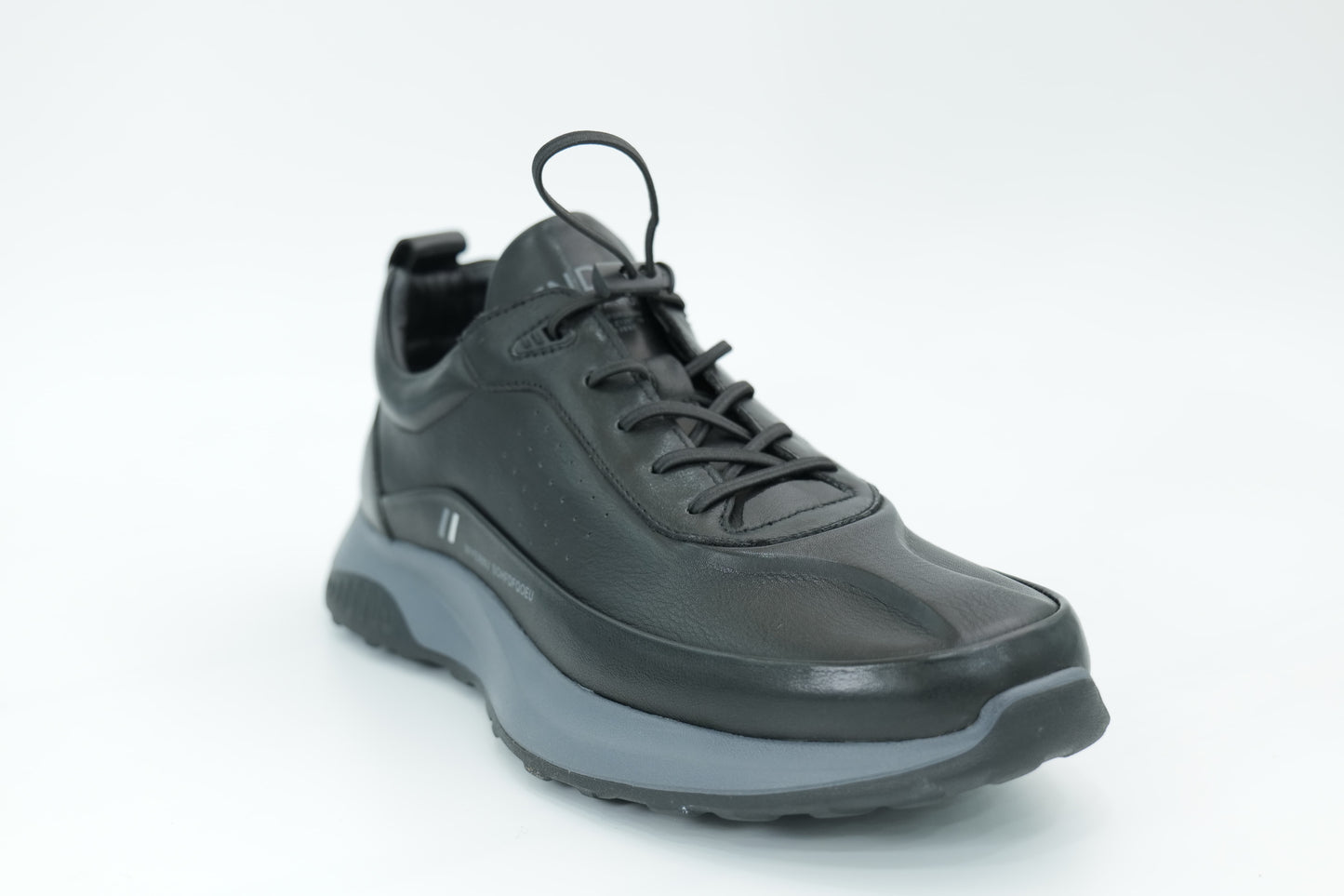 Sports shoes