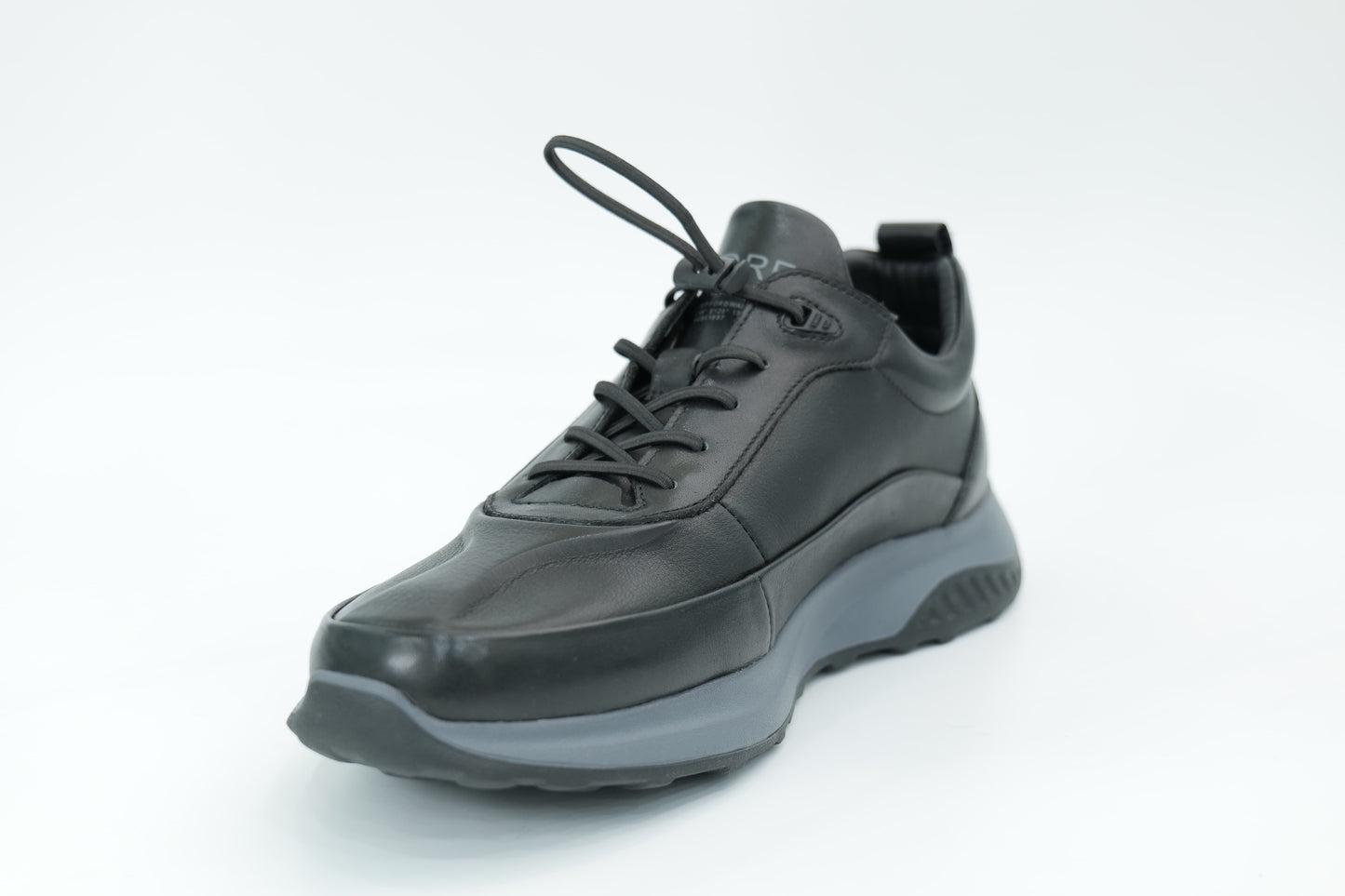 Sports shoes