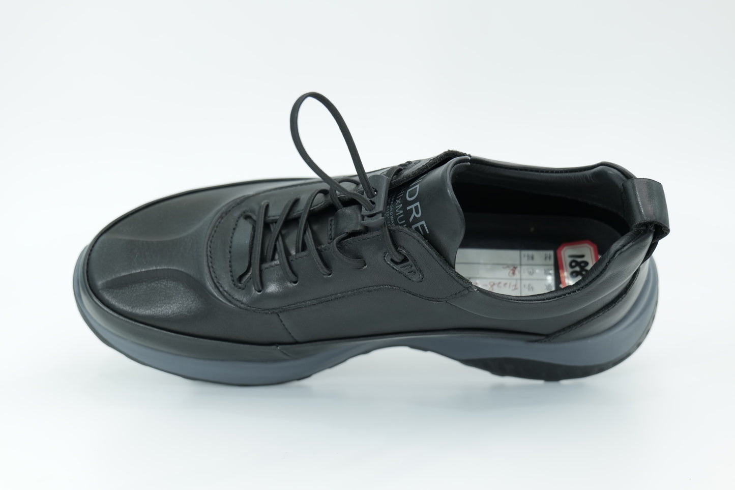 Sports shoes