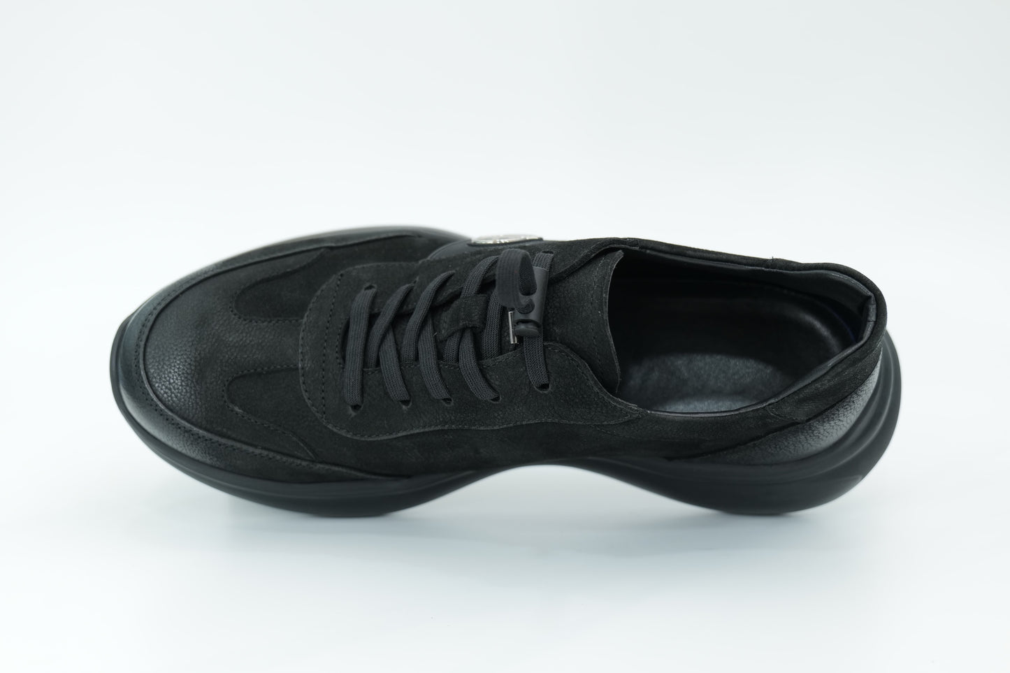 Sports shoes