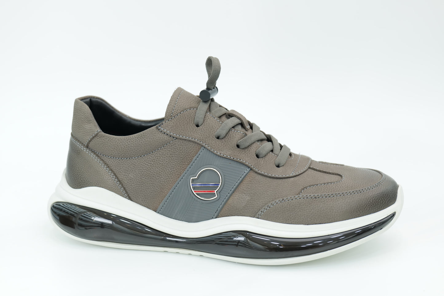 Sports shoes