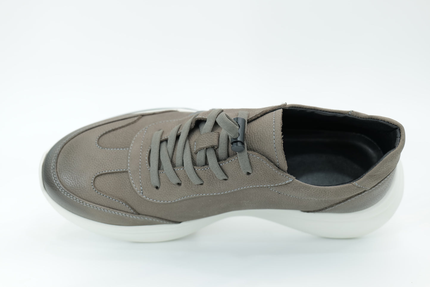 Sports shoes