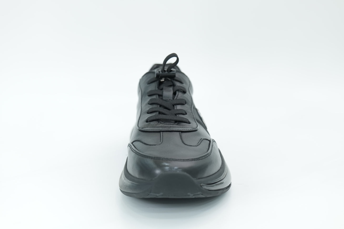 Sports shoes