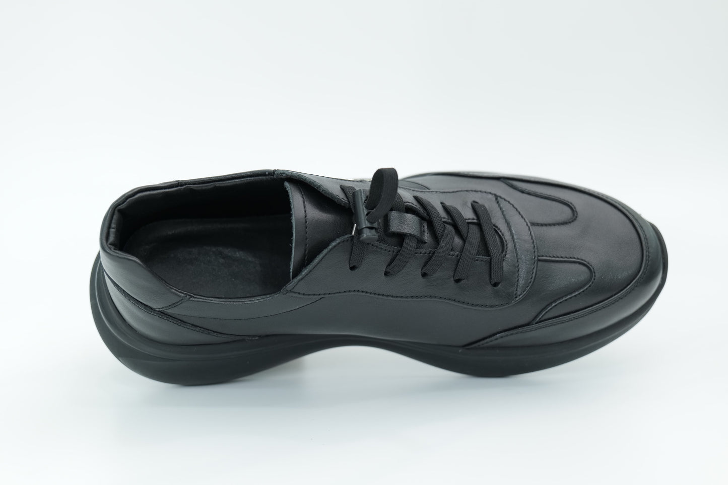 Sports shoes