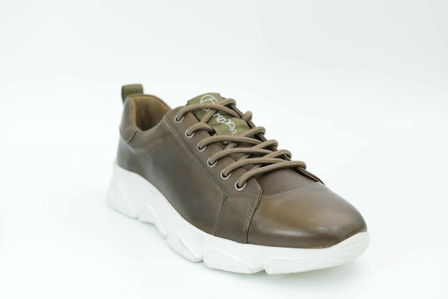 Sports shoes