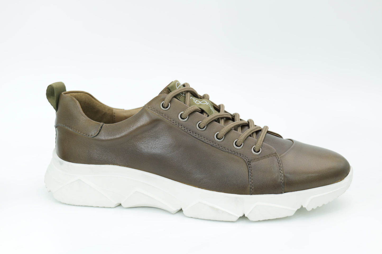 Sports shoes