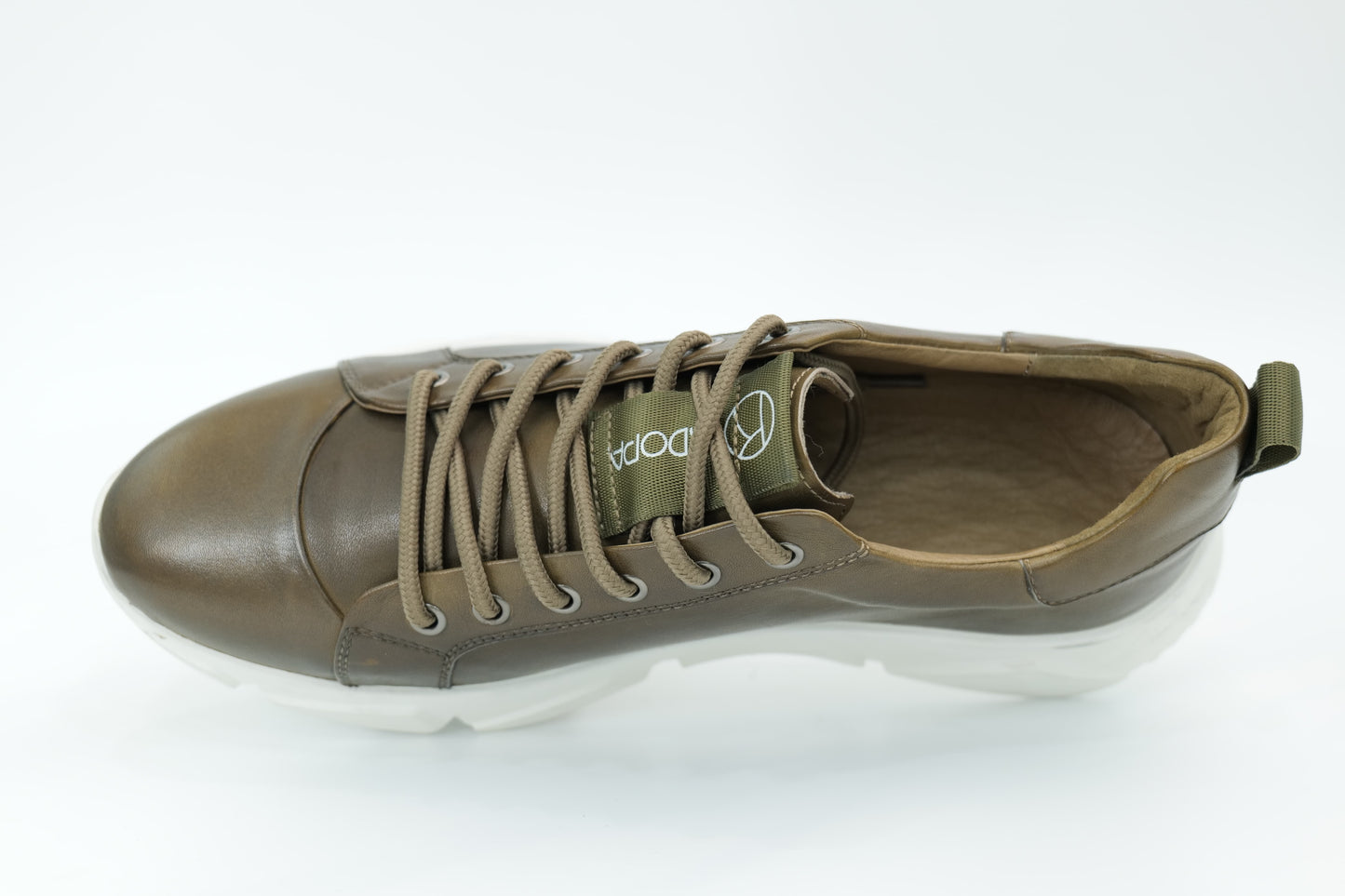 Sports shoes