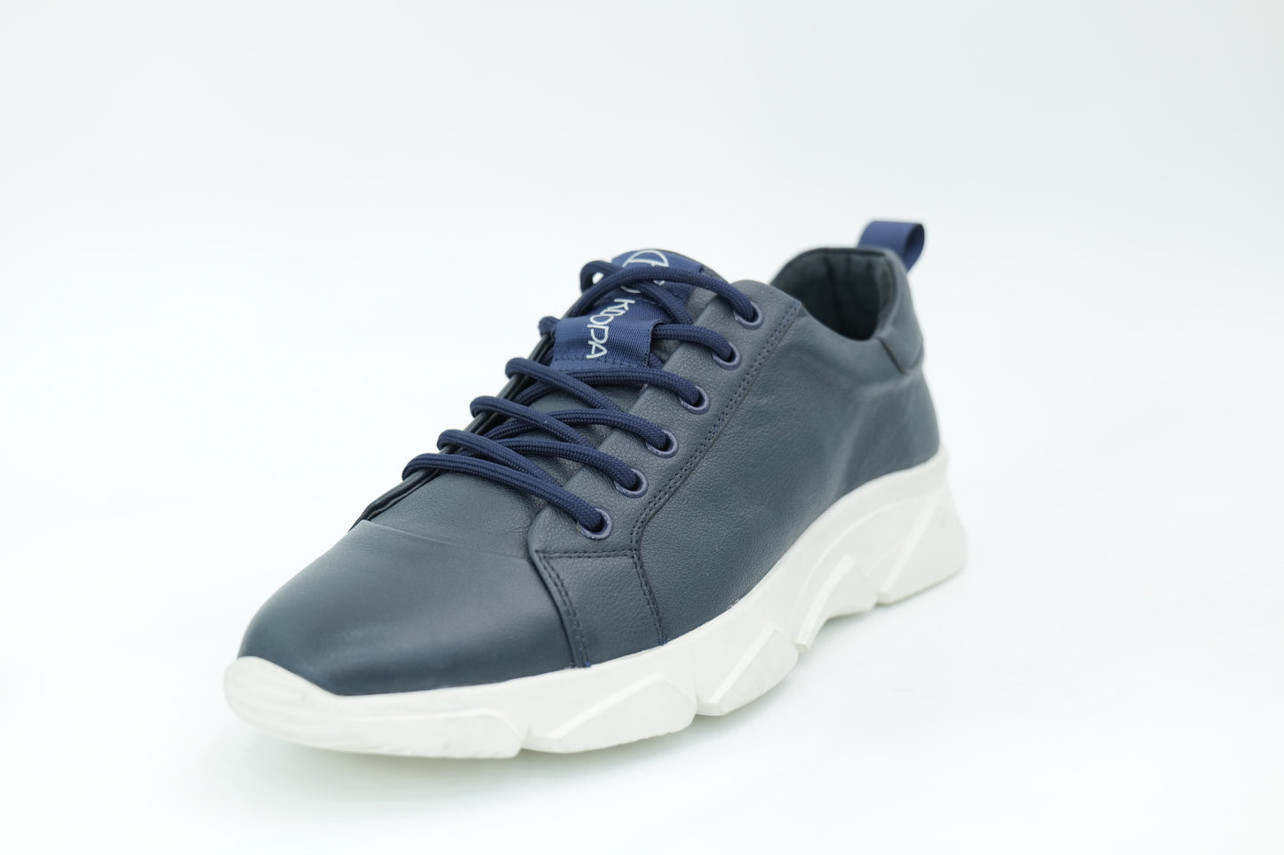 Sports shoes