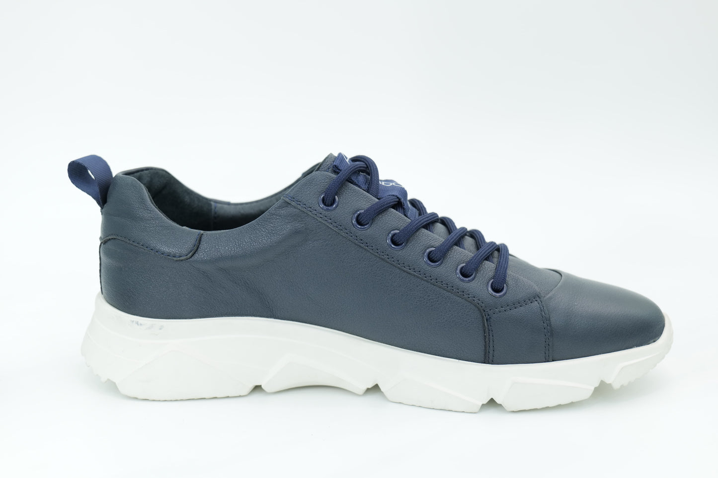 Sports shoes