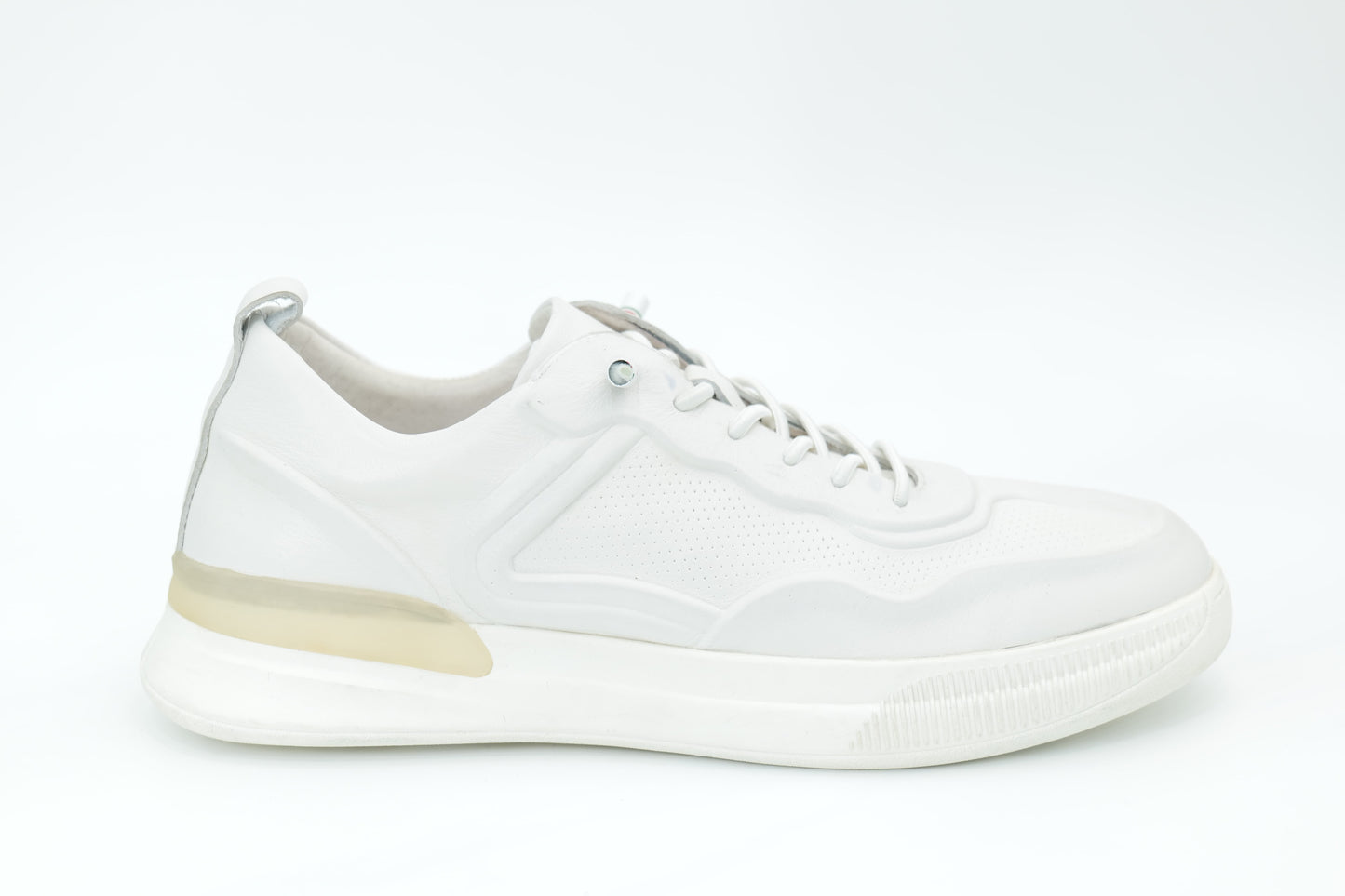 Sports shoes