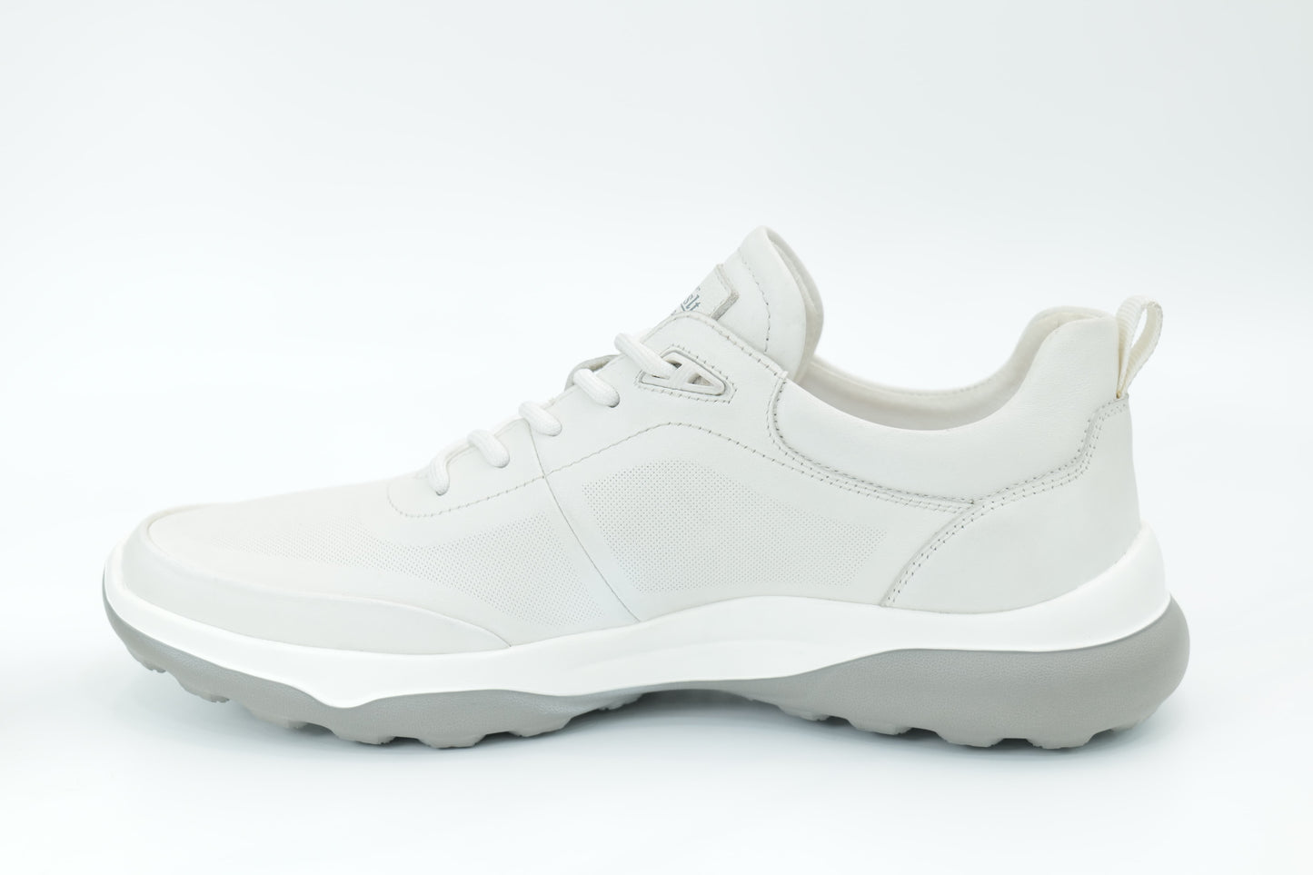 Sports shoes