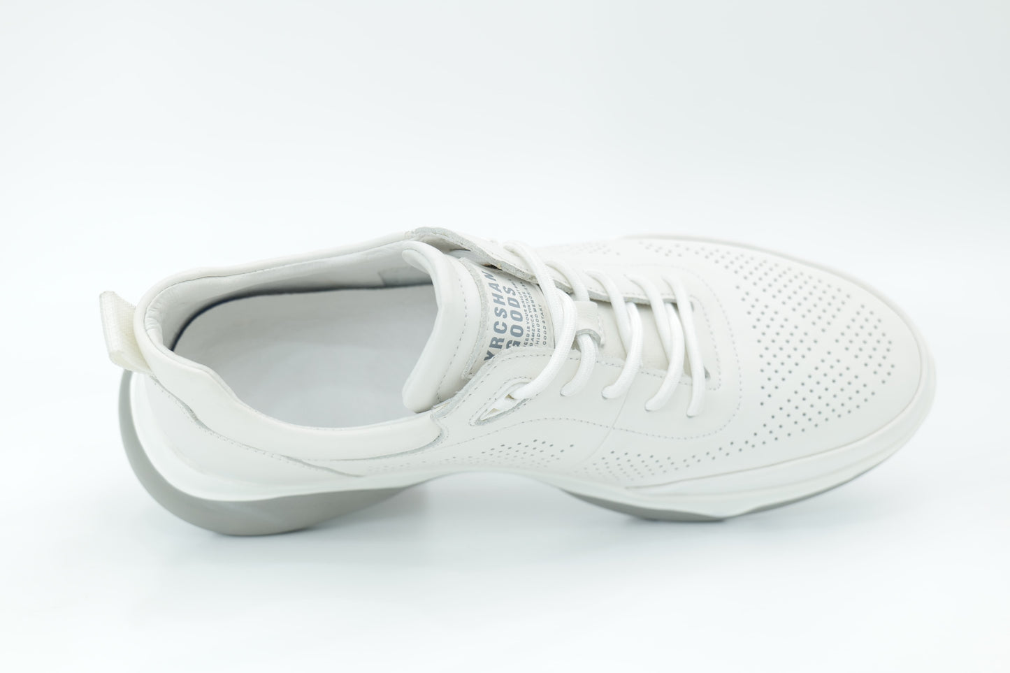 Sports shoes