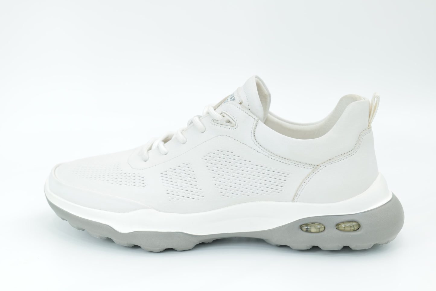 Sports shoes