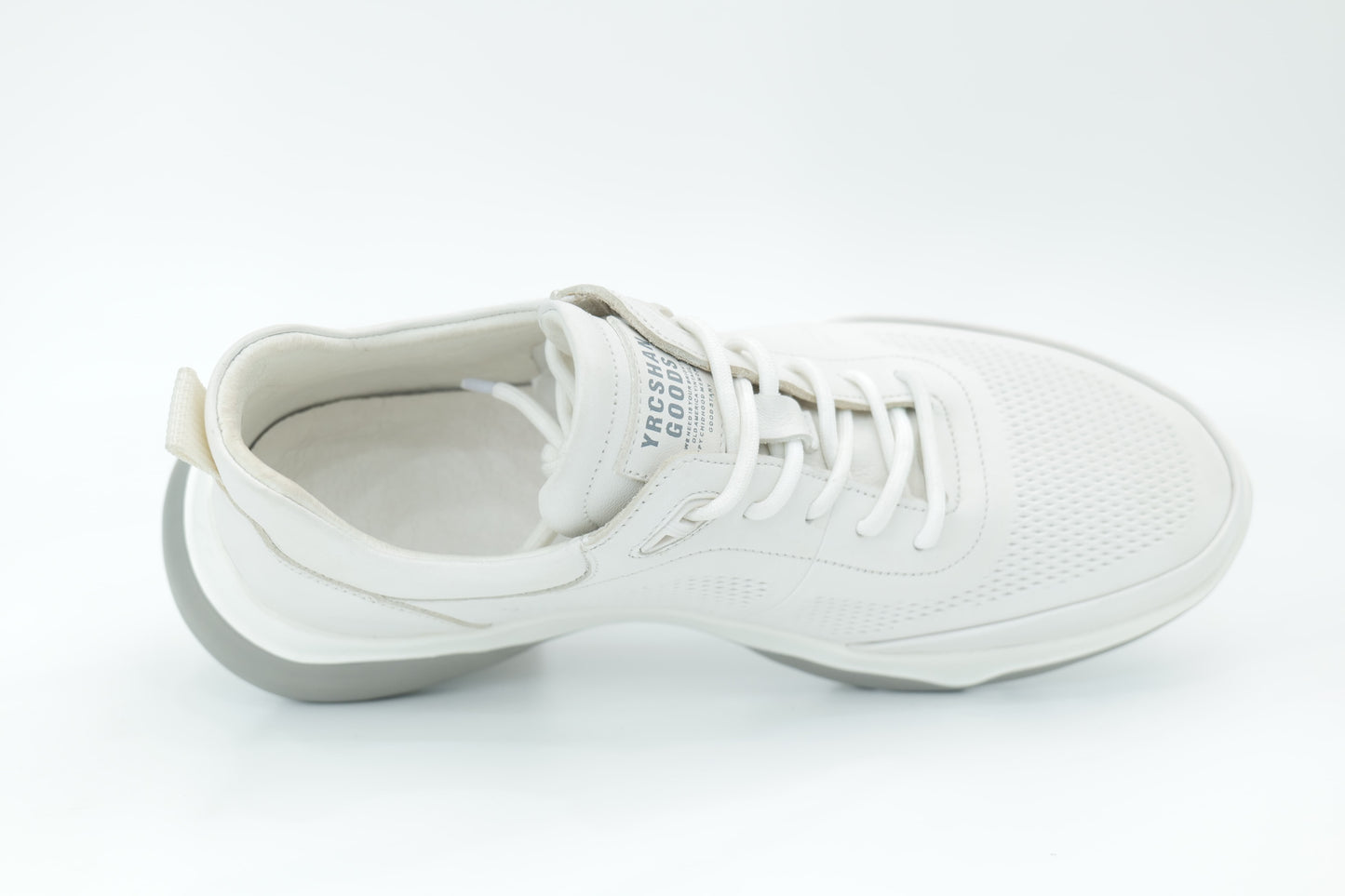 Sports shoes