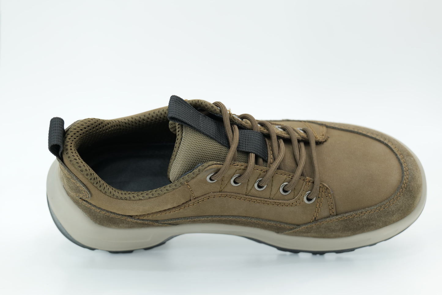 Sports shoes