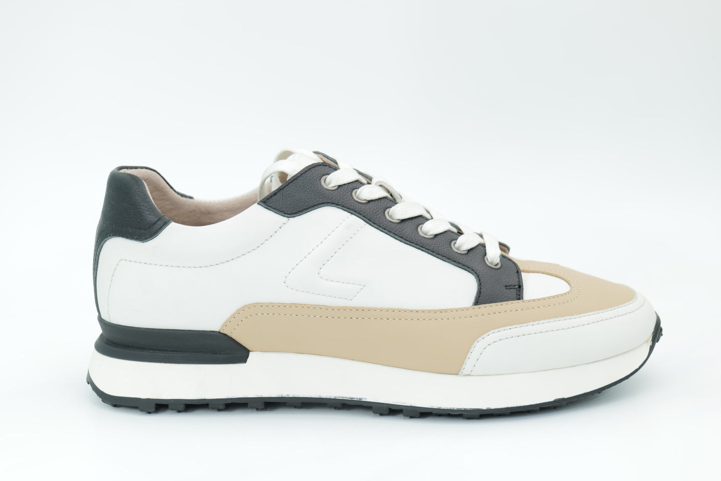 Sports shoes