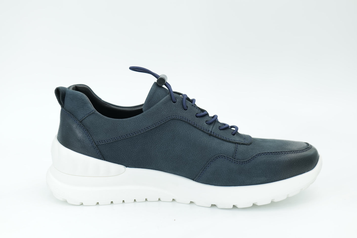 Sports shoes