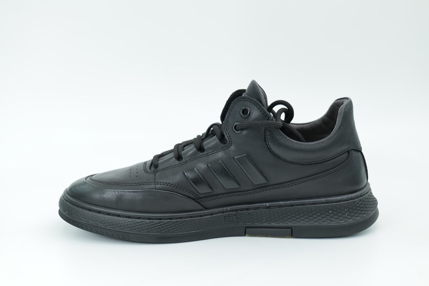 Sports shoes