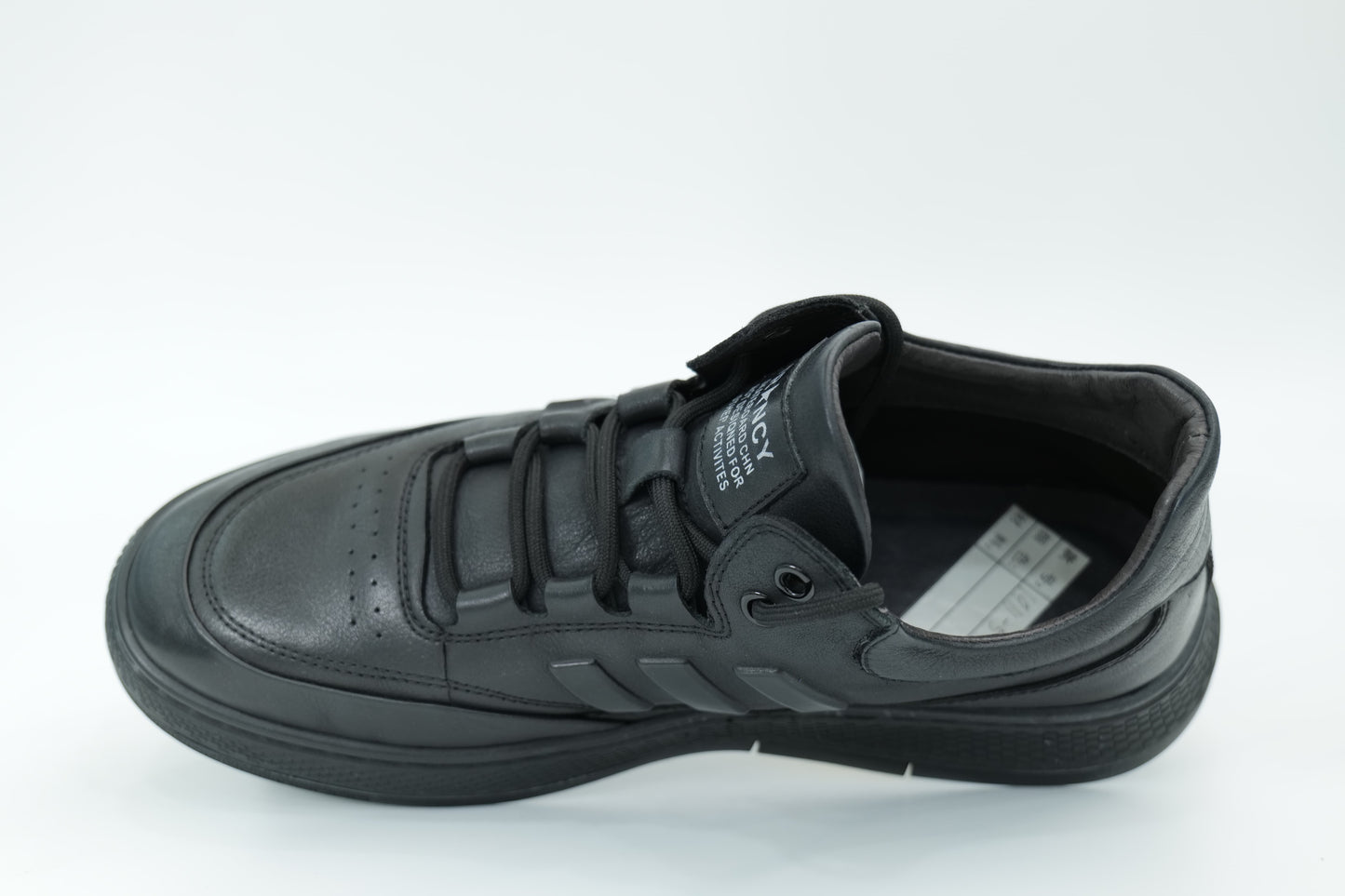 Sports shoes
