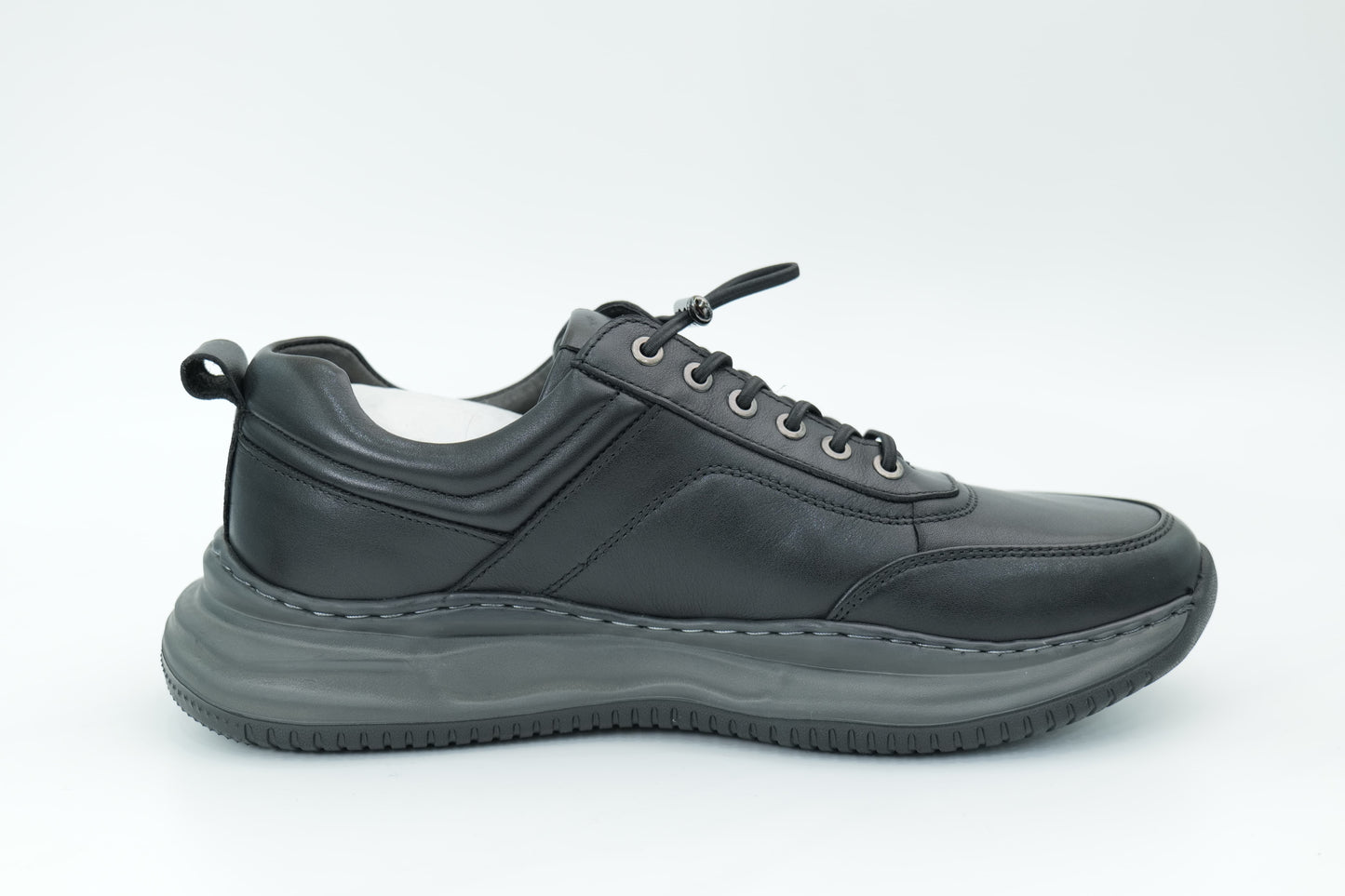Sports shoes