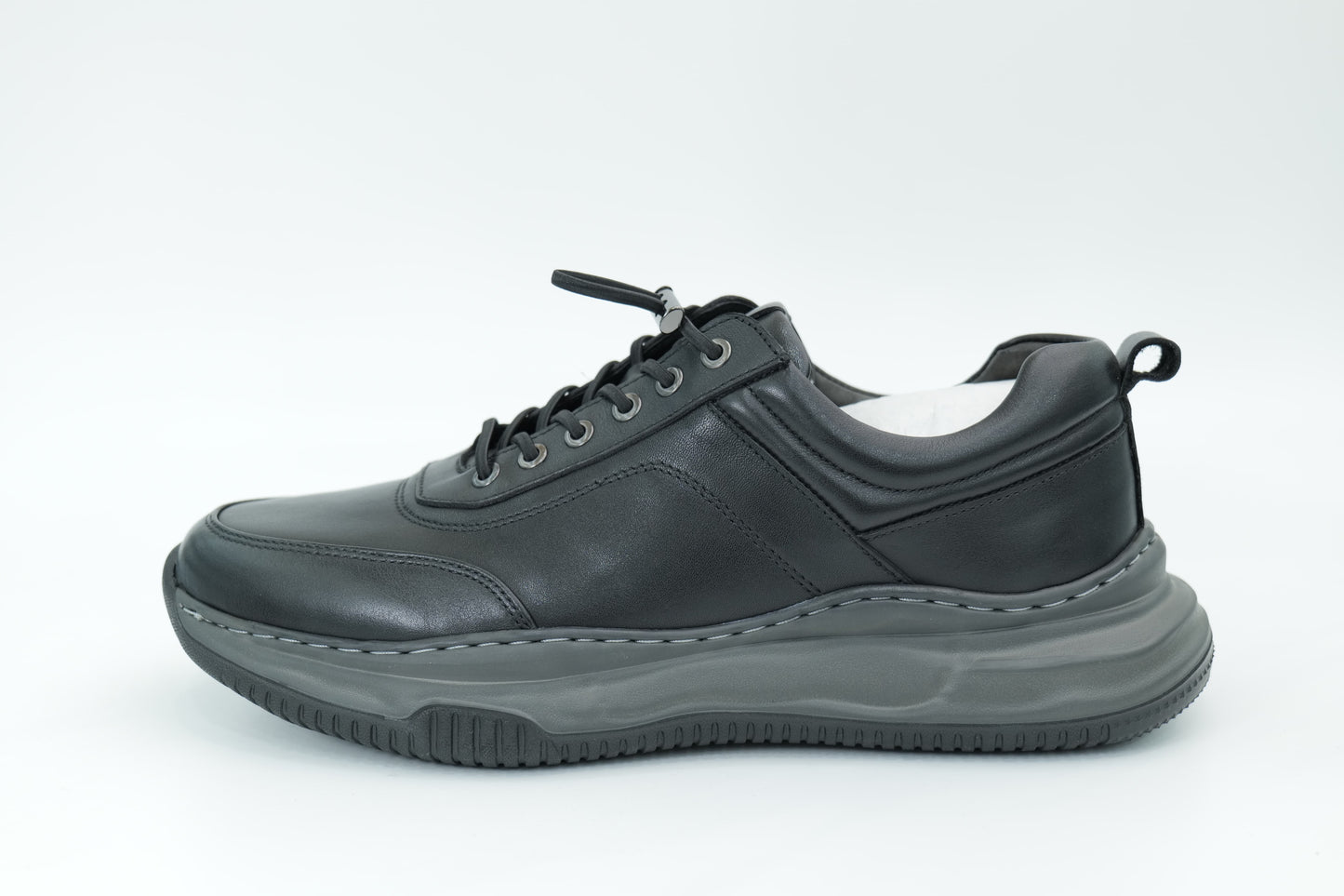 Sports shoes
