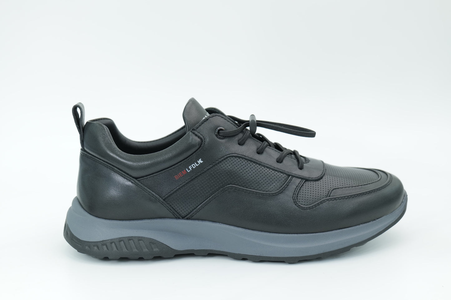 Sports shoes