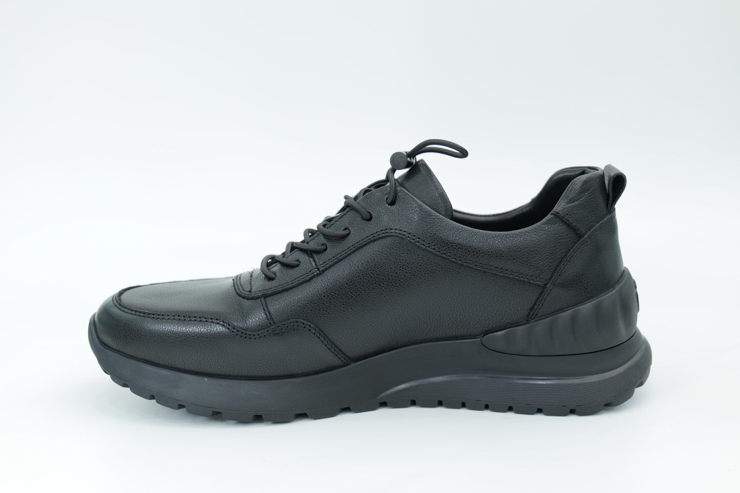 Sports shoes