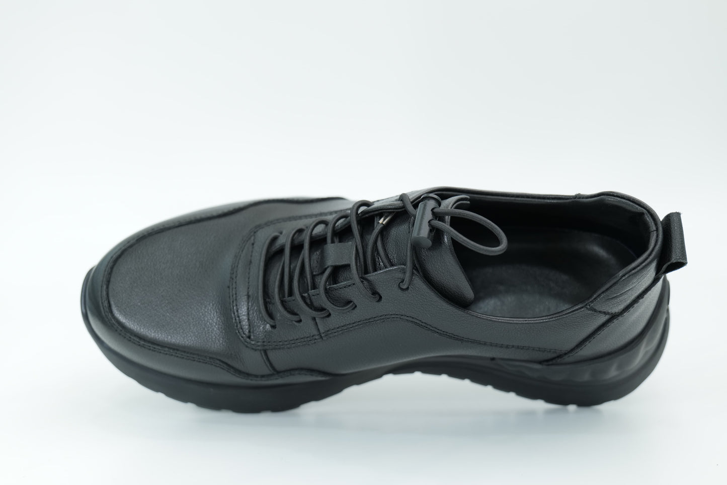 Sports shoes