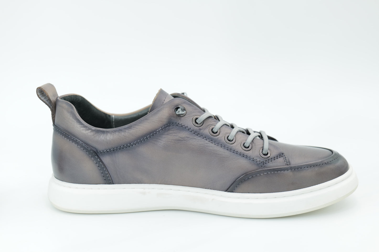 Casual sneakers