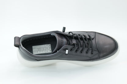 Casual sneakers