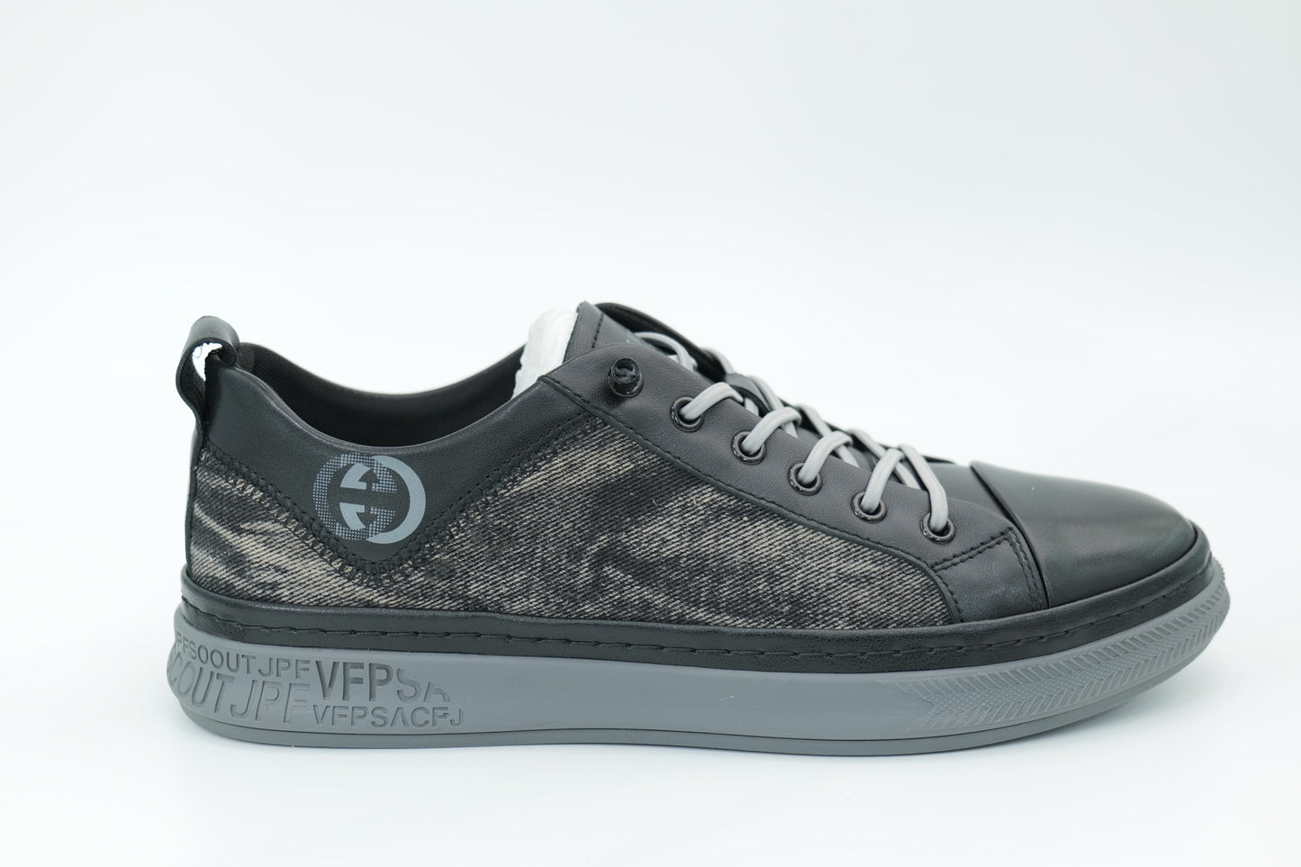 Casual sneakers