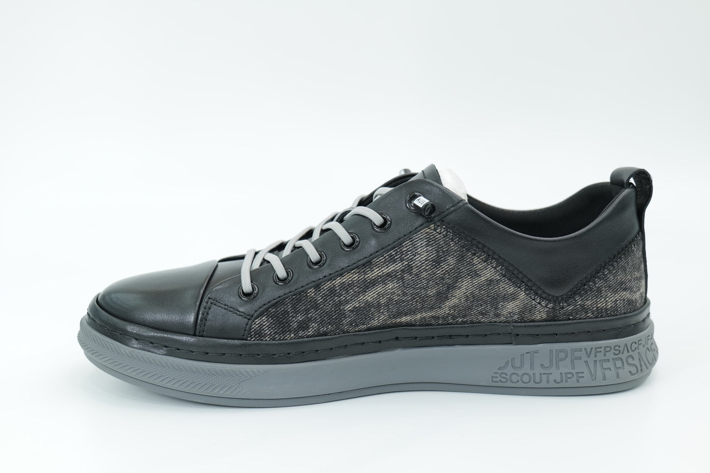 Casual sneakers