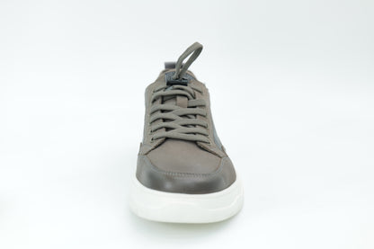 Casual sneakers