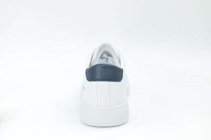 Casual sneakers