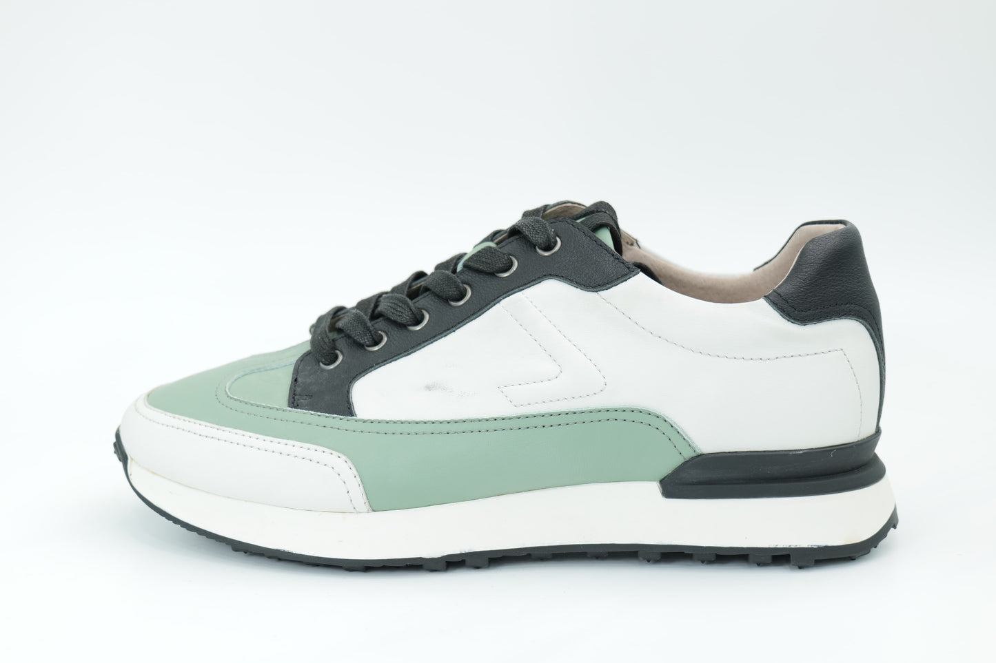 Sports shoes