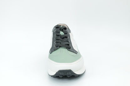 Sports shoes