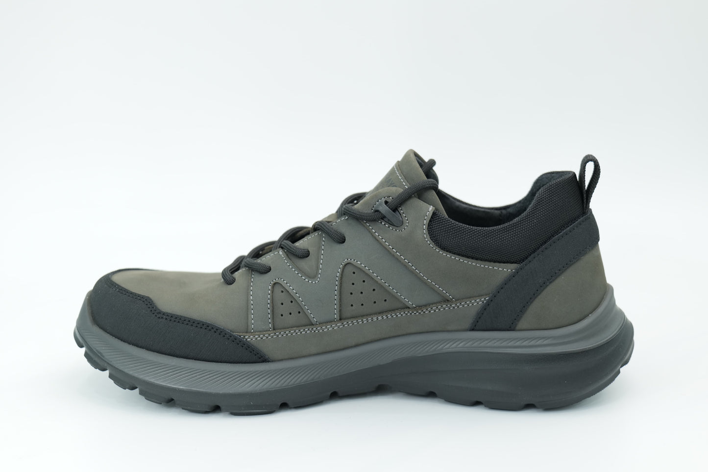 Sports shoes