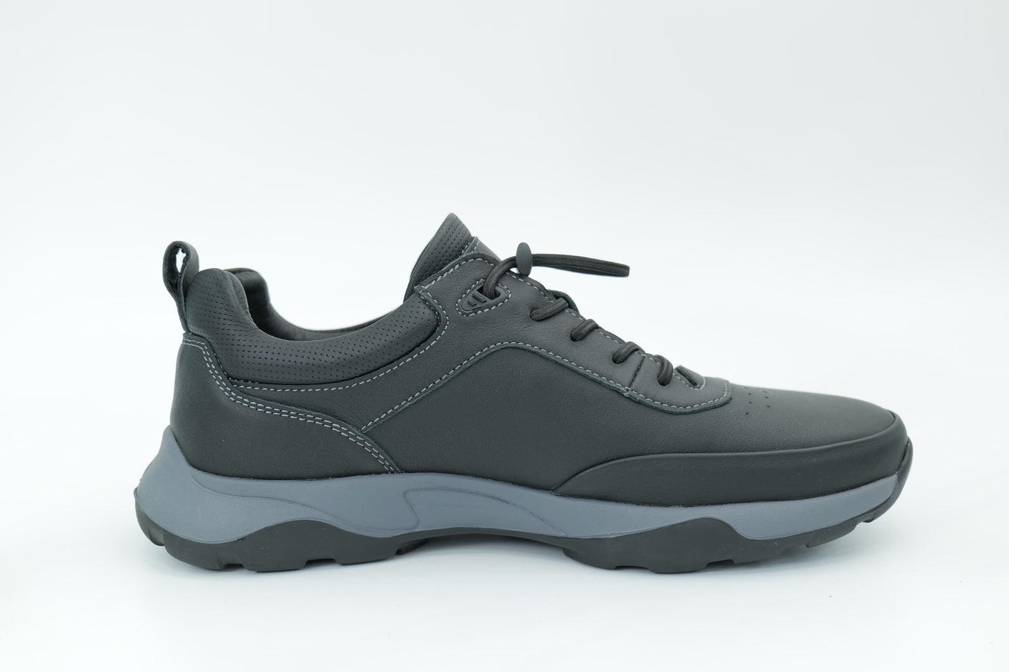 Sports shoes