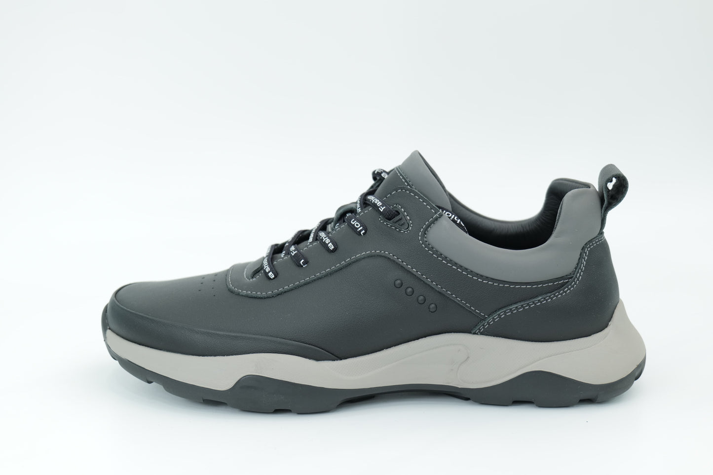 Sports shoes