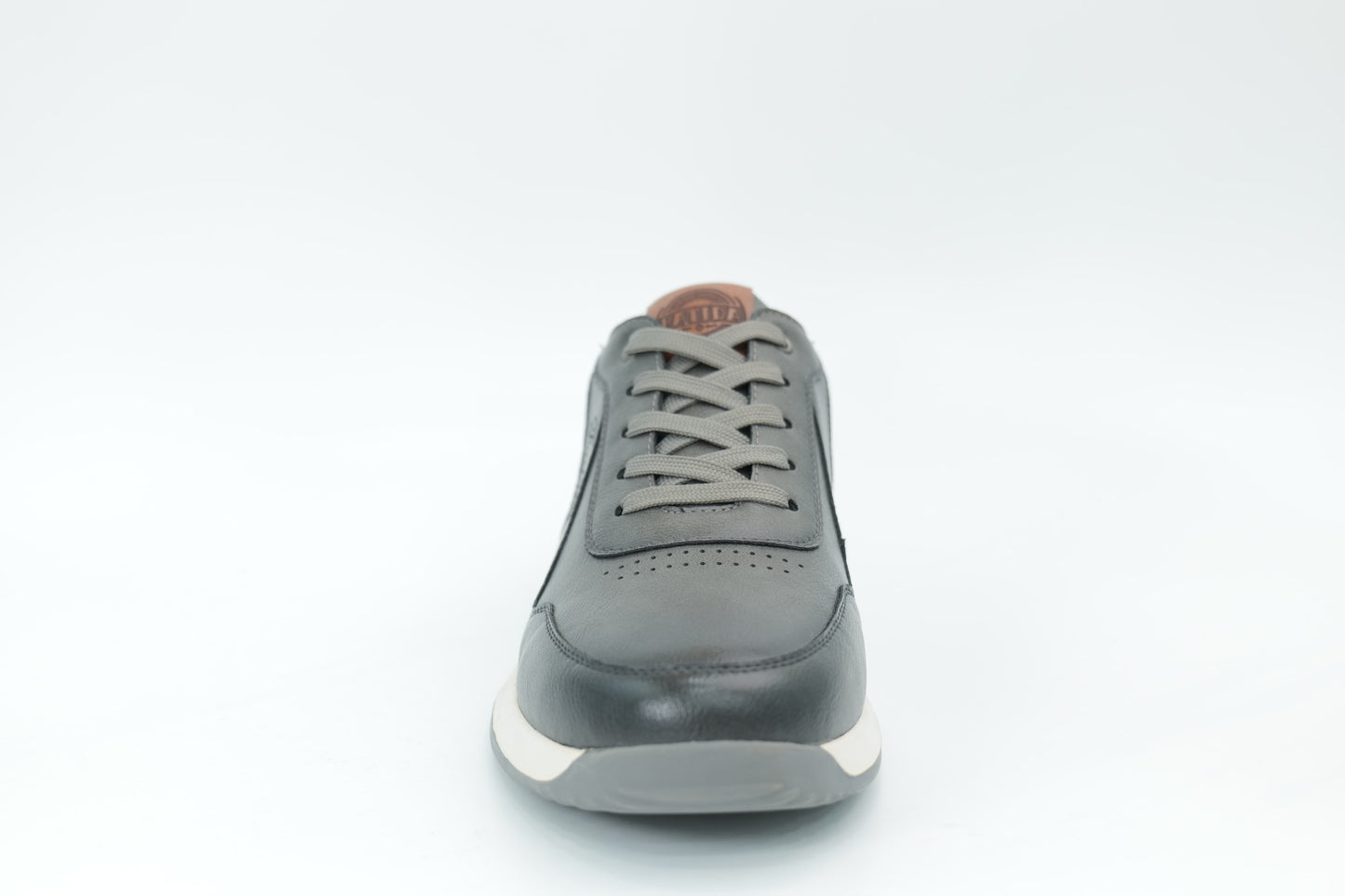 Sports shoes