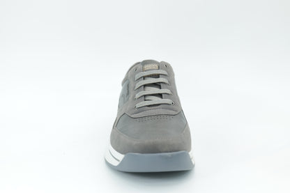 Sports shoes