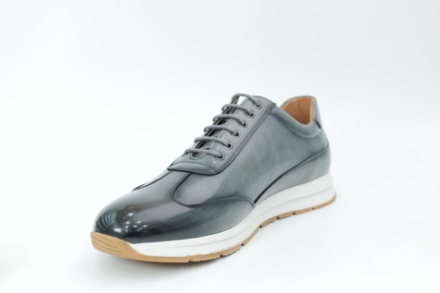 Sports shoes