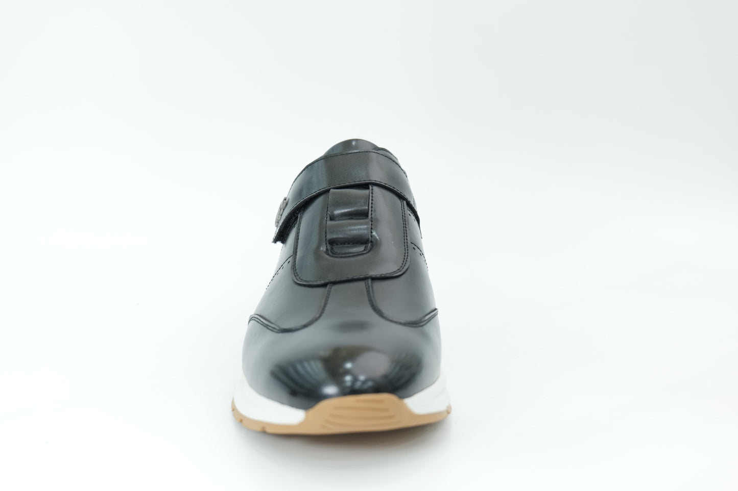 Sports shoes