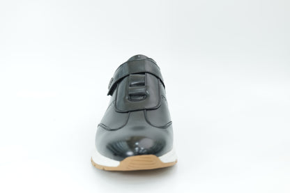 Sports shoes