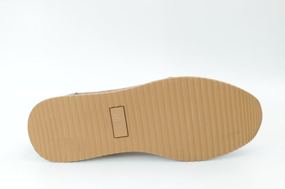 Sports shoes