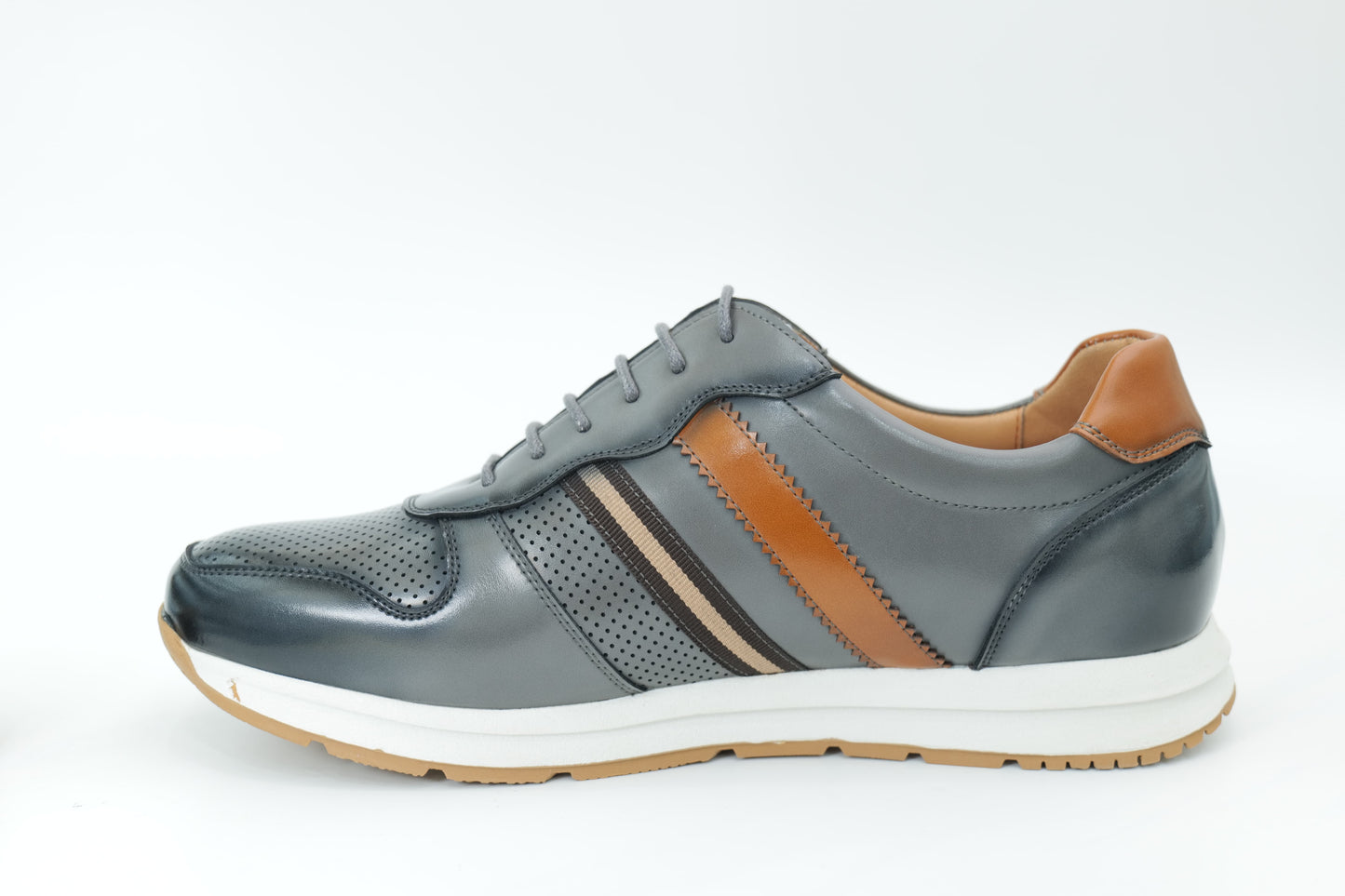 Sports shoes