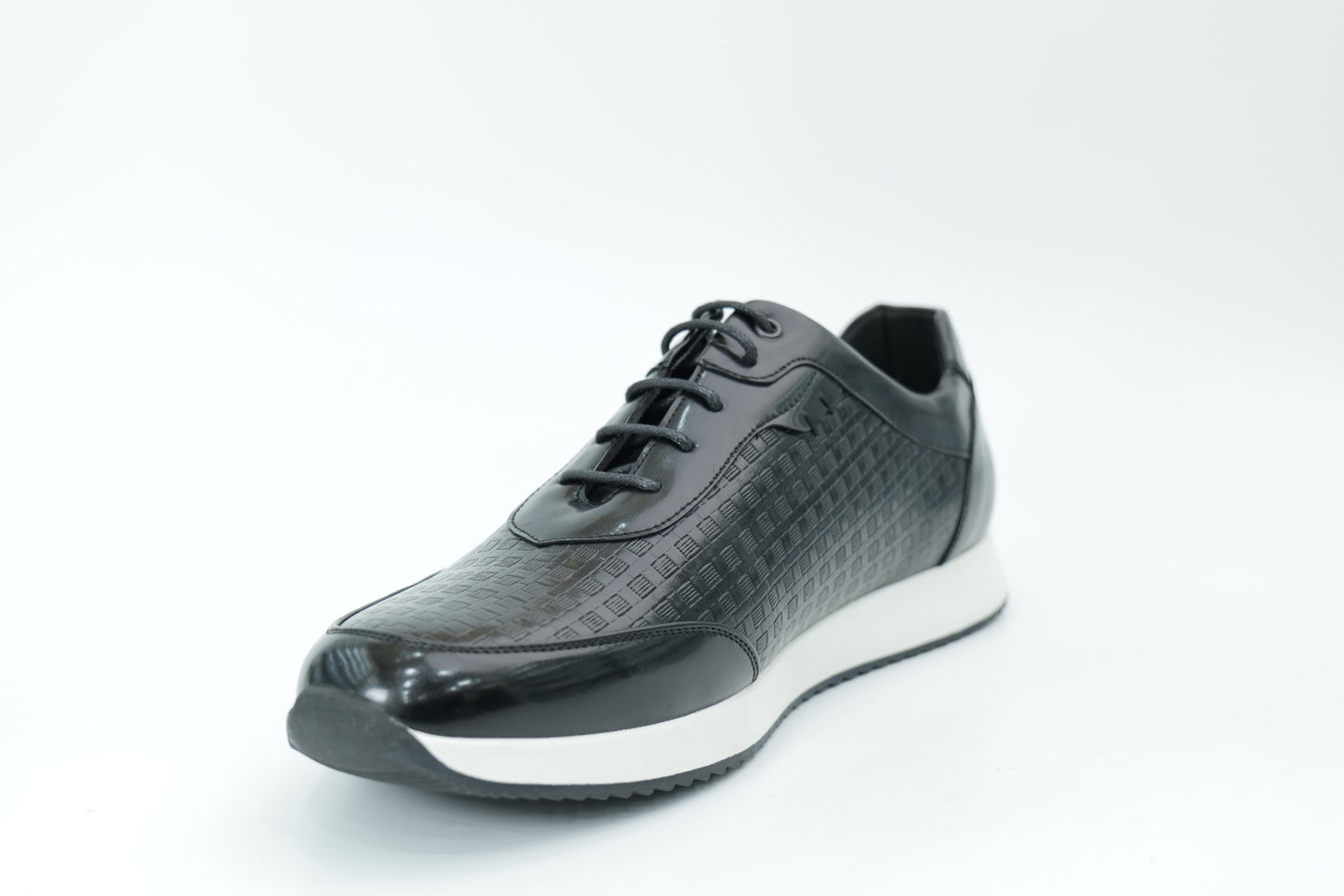Sports shoes